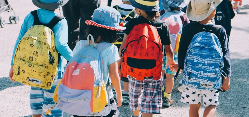 Kinder und ihre Schultaschen.